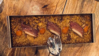 Menú de arroz para dos en el centro